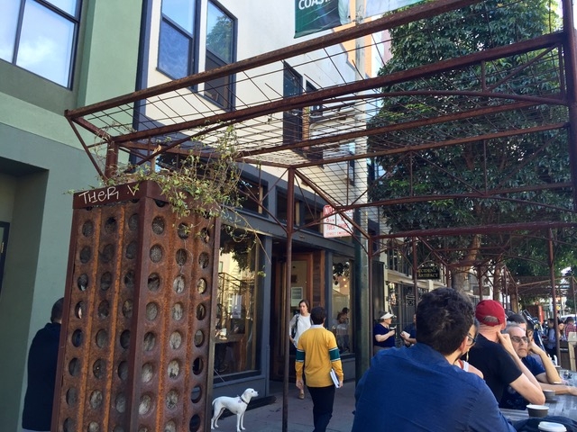 フォーバレルコーヒー（Four Barrel Coffee）のパークレット（Parklet）