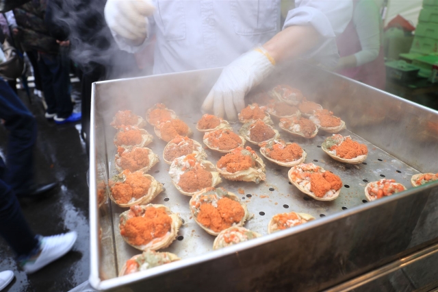 カニの甲羅蒸しが味わえる新鮮グルメ屋台