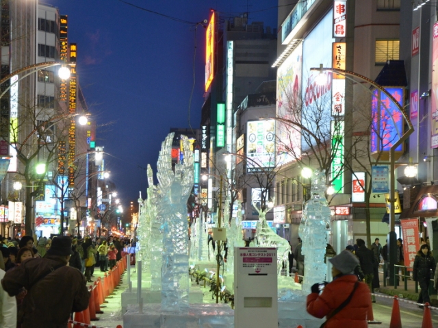 氷像とともに煌く夜のすすきの