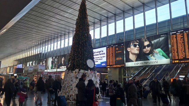 ローマ中央駅・テルミニ駅の大きなクリスマスツリー