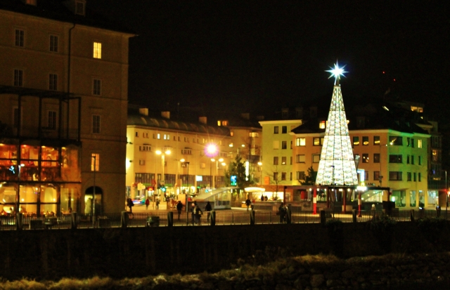 スワロフスキーのクリスマスツリーと街並み