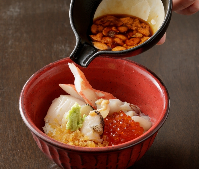 あま屋の「海鮮全部乗せウニかけご飯」