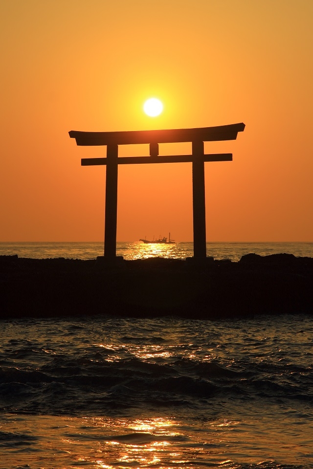 神磯の鳥居の間からの日の出を見ることも！