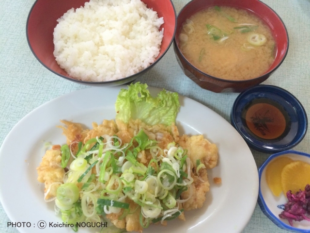 定食にはご飯とみそ汁、漬物がつきます