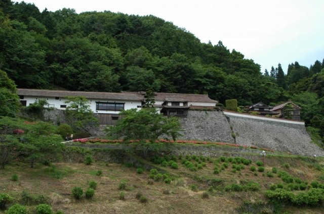 城跡さながらの石垣からも当時の繁栄をうかがえる豪商の邸宅