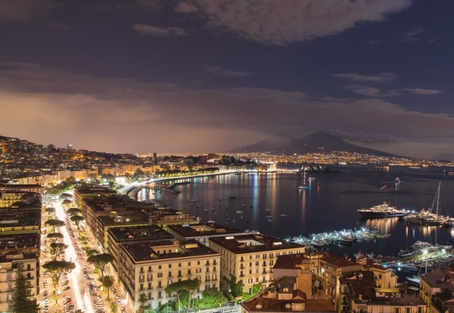 橙黄色の灯りに包まれるナポリ（イタリア）の夜景