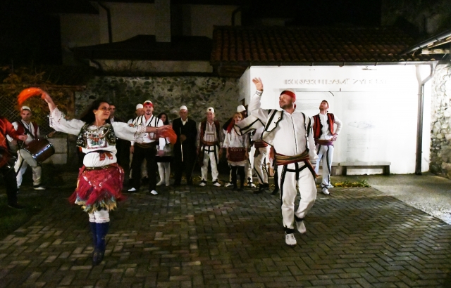 アルバニア系の人々が披露する楽しい民族舞踊