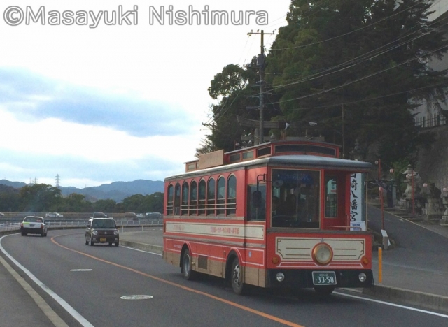 路面電車が走っていたころの面影が残る八幡付近