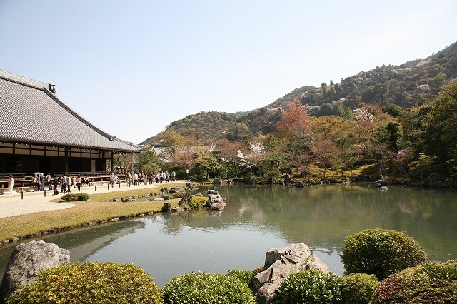 天龍寺・大方丈の前に広がる曹源池庭園