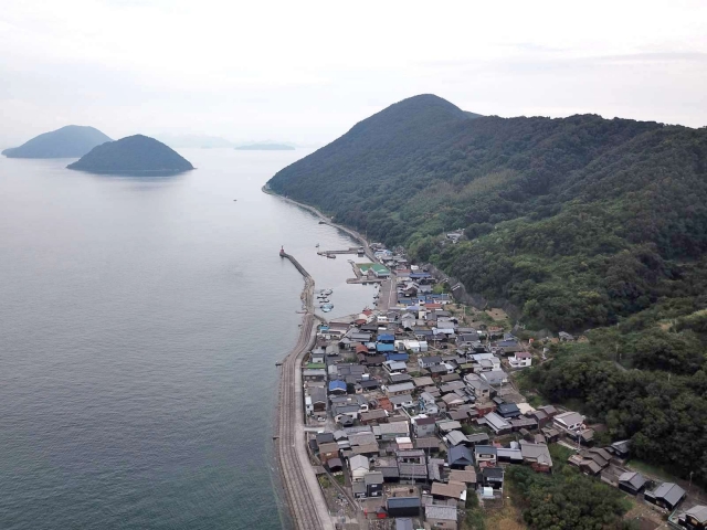 島の北側上空からの眺め。沖合に浮かぶ小島が景色に表情を与える