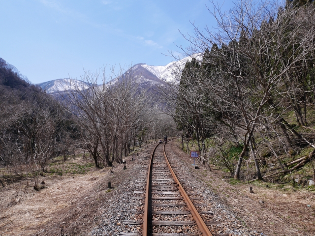 遠くに雪をかぶった山々を見ながら