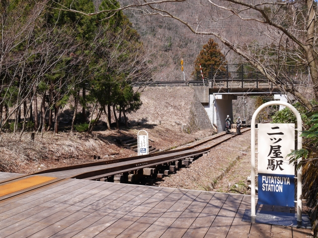 終点の二ツ屋駅の直前には急坂が！