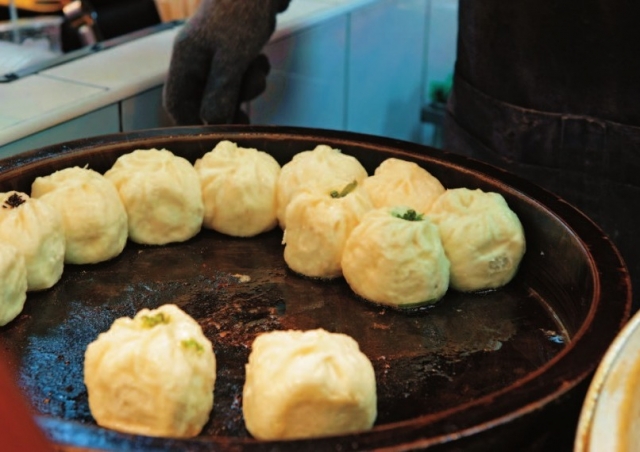 肉汁じゅわーの焼き饅頭「生煎包」