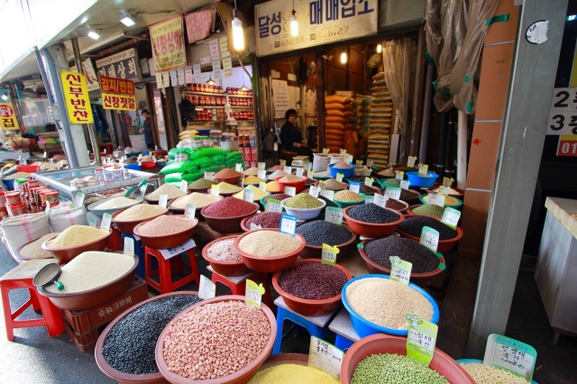 多くの種類の豆を販売する店