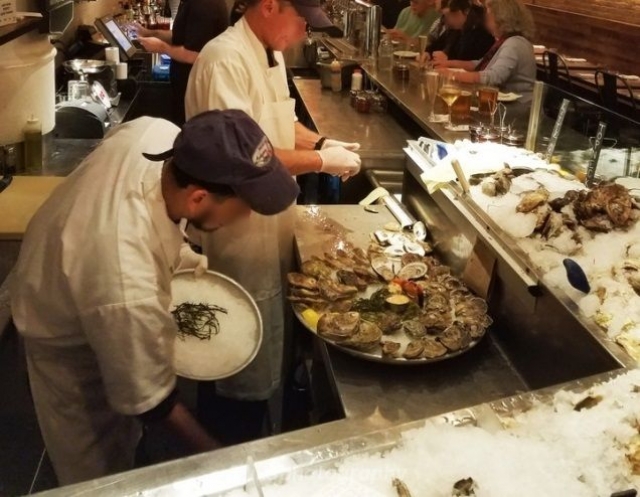 目の前で牡蠣の殻が大量に開けられていきます