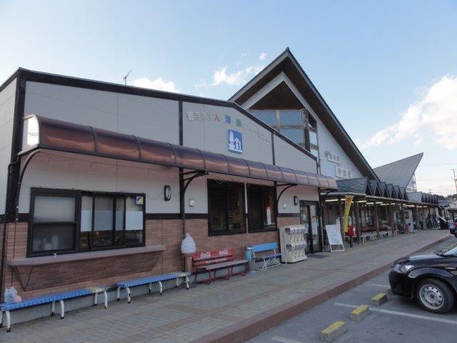 おおきな三角屋根が目印の道の駅やまだの外観