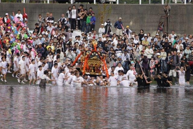 港町らしい勇壮な暴れ神輿「岩手・三陸　山田祭り」