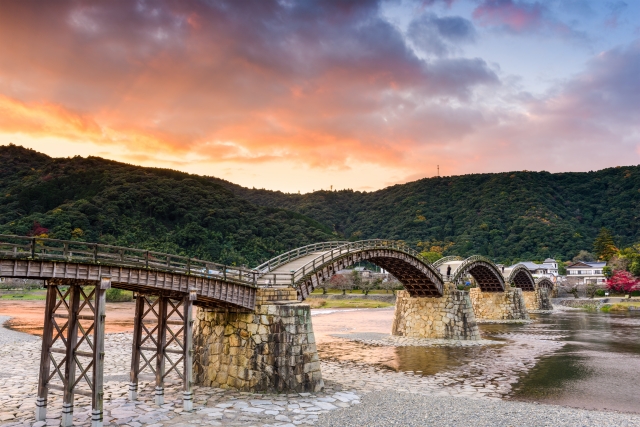 羽田便が発着する岩国錦帯橋空港からアクセス　©iStock