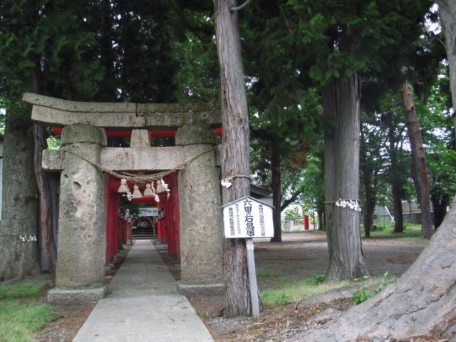 石造りの鳥居は、最上三鳥居の一つに数えられる