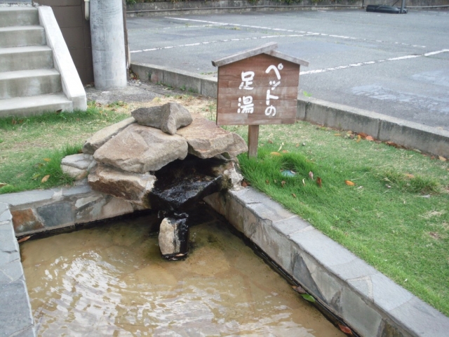 温泉街にあるペットの足湯！ペットが泊まれる宿もあるそうです。