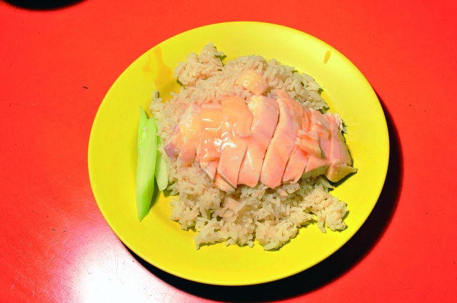 プリプリの鶏肉がのったチキンライスは必食！