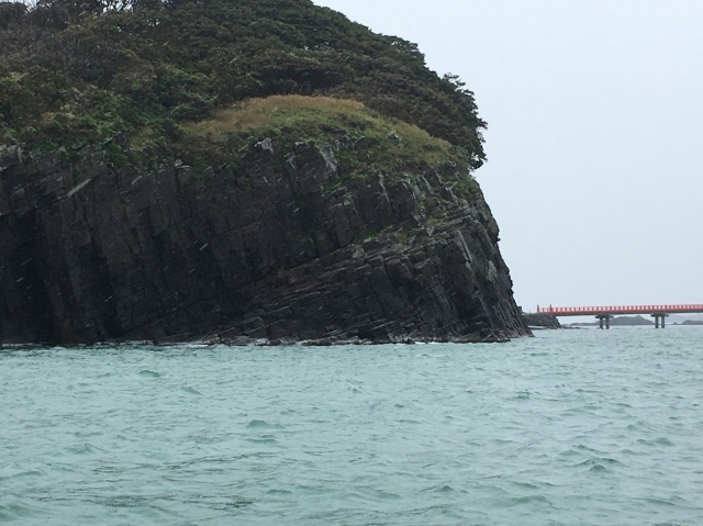 グレーの背景で際立つ橋