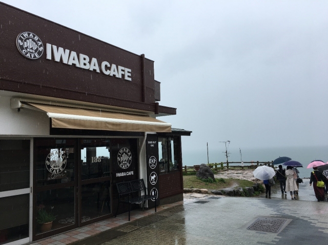 休憩は岩場にある『IWABA　CAFÉ』で。