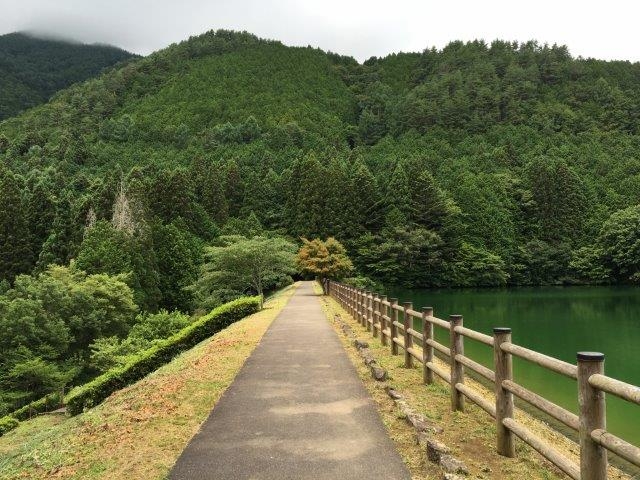 山々に囲まれた湖