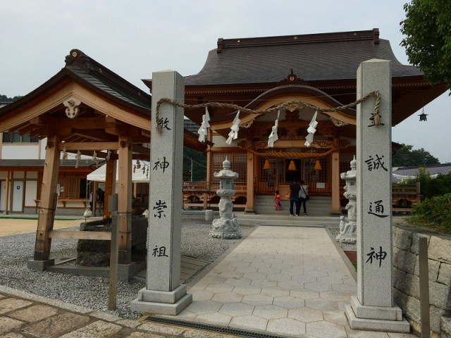 おみくじもお守りもシロヘビ！金運アップを願って岩国白蛇神社へ