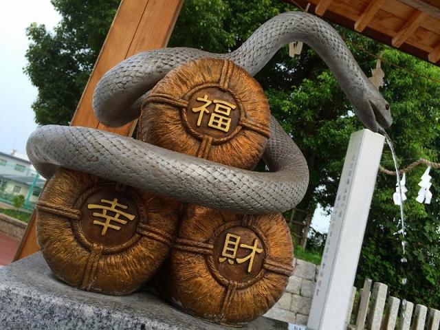 岩国・白蛇神社のシロヘビを拝めば金運アップ間違いなし？！（山口県