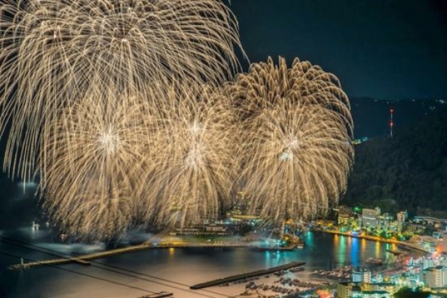 4位　熱海海上花火大会＜静岡県熱海市＞