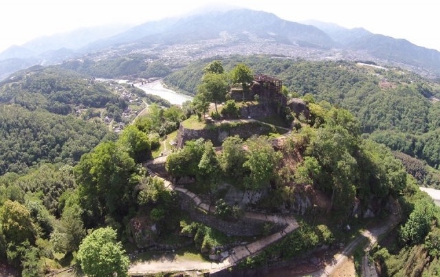 城山（432m）に築かれた苗木城跡