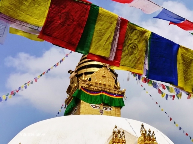五色の仏教旗が揺れる「スワヤンブナート寺院」