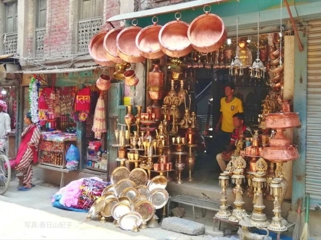 宗教的儀式で使う銅製の道具を扱う店