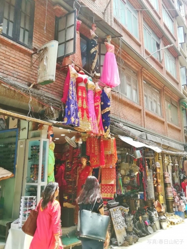 女性の民族衣装、サリーやクルタスルワルを扱う店