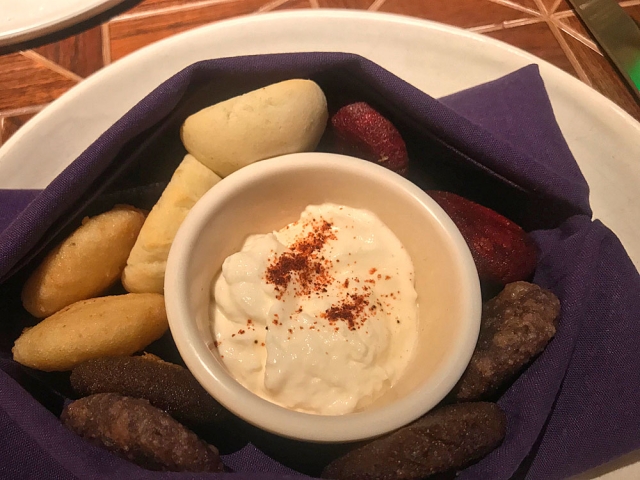 3種類のアレパが食べられるArepa Basket