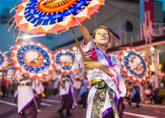 傘に取り付けられた鈴をしゃんしゃん鳴らす鳥取のお祭り「第55回鳥取