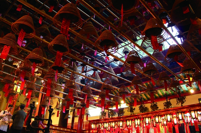 文武廟では、大きな釣り鐘状のお線香が燃えている光景が