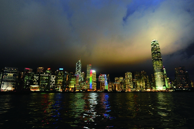 フォーシーズンズや中国銀行など高層ビルが建ち並ぶ香港の夜景