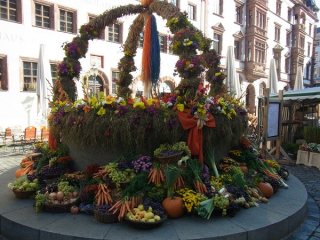 ニコライ教会前の泉を飾る秋の収穫物　©Stadt Leipzig/Marktamt