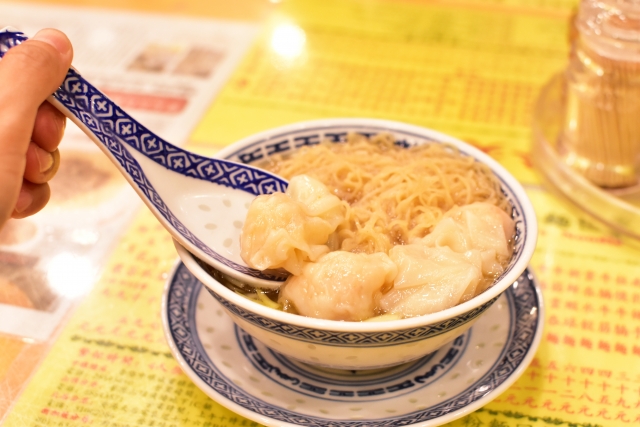 12：00　香港好きも太鼓判の「麥文記麺家」でエビワンタン麺