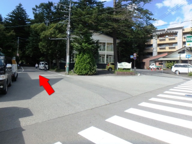 左が雲場池への道