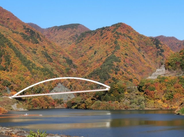 白いアーチ型のチャーミングな橋は、鹿鳴峡大橋です。