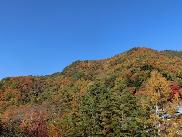 低山が増富温泉郷の周りを囲んでいます