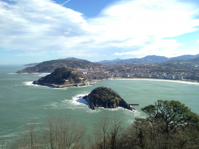 まん中に浮かぶ島は、サンタ・クララ島。昼間はこの絶景を、夜はバル巡りを♪