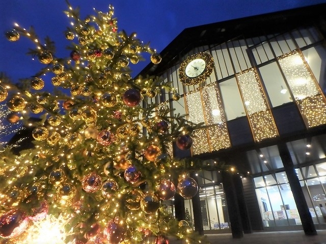 華やかな中軽井沢駅のクリスマスツリー