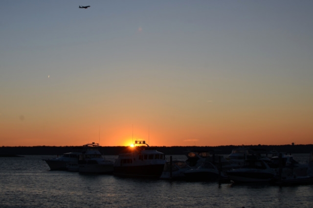 ナショナル・ハーバーの水平線に暮れ行く夕日