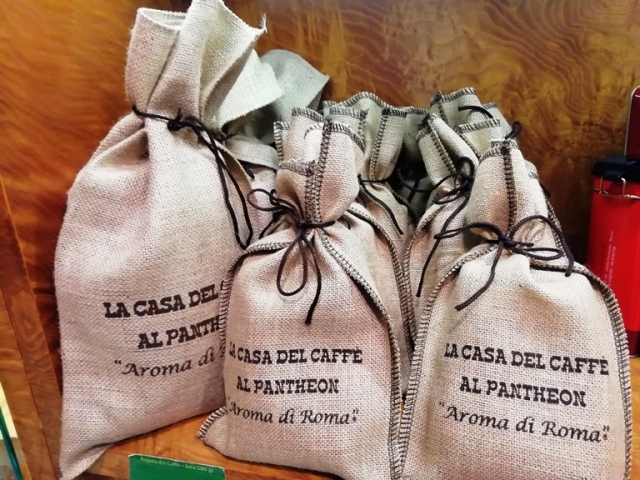 センスのある袋に包装されているローマのコーヒー豆
