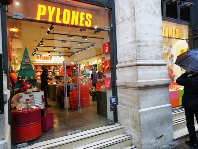 （3）世界的雑貨店「Pylones」でローマ限定品探し