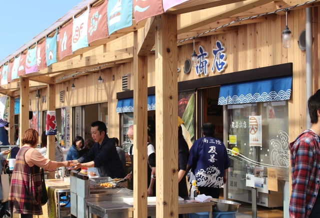 地元グルメが味わえる「さんさん商店街」